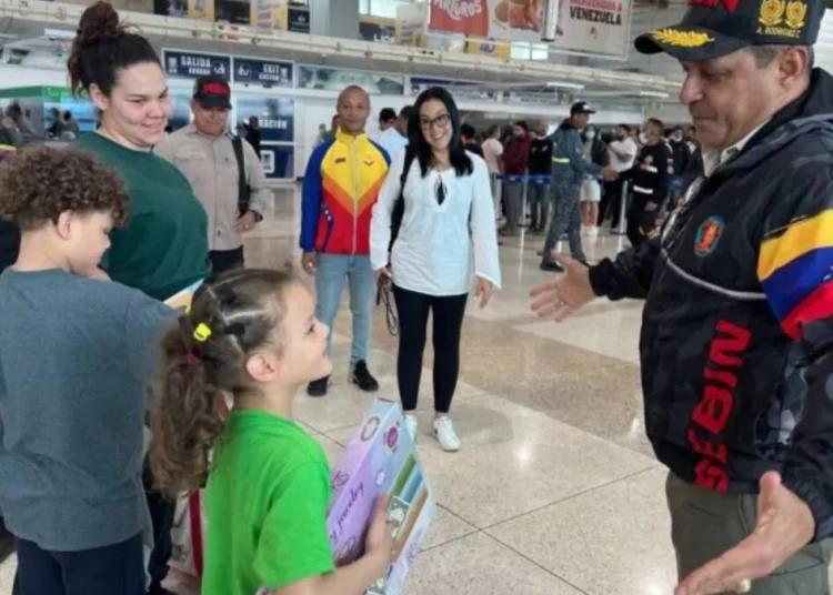 Llegan a Venezuela 320 migrantes en un vuelo de repatriación procedente de Estados Unidos