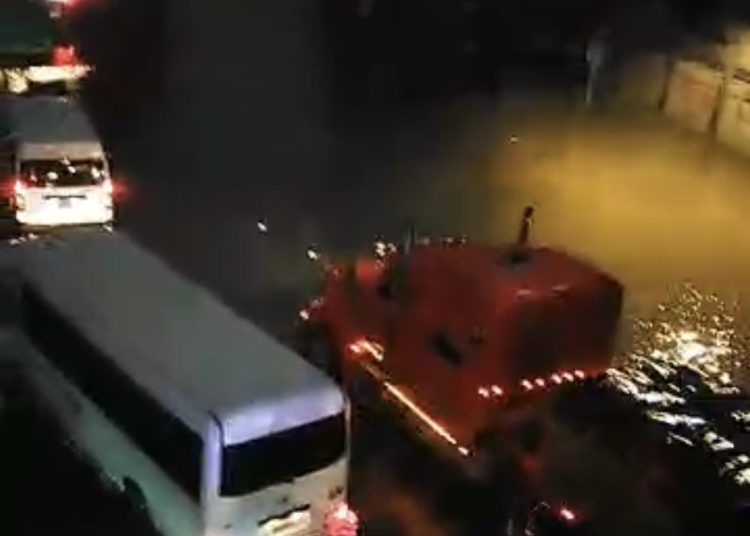 Desborde del río Lebrón obliga a restringir tránsito en tramo de la autopista Duarte