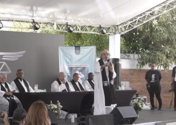 Padre Rogelio Cruz cuestiona cifra oficial de víctimas en misa por aniversario de la tragedia del Jet Set