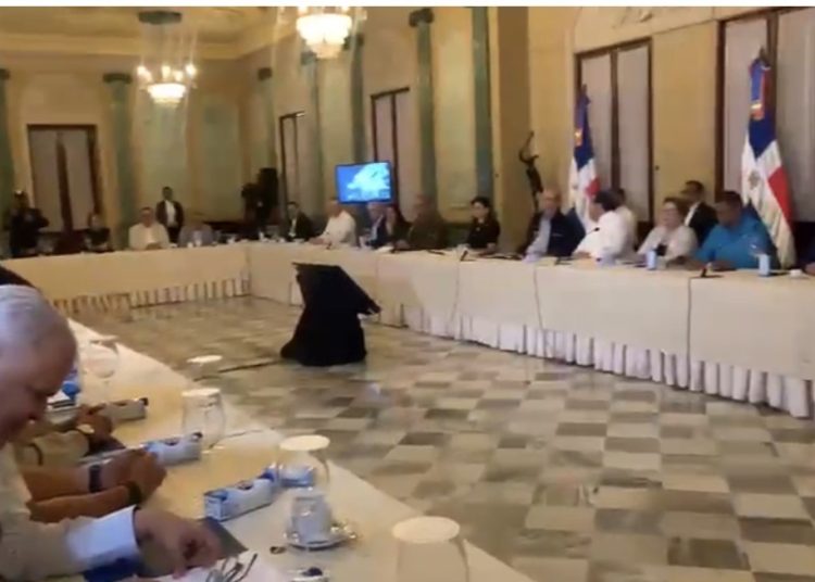 Presidente Abinader encabeza reunión con el COE y organismos de socorro por efectos de vaguada