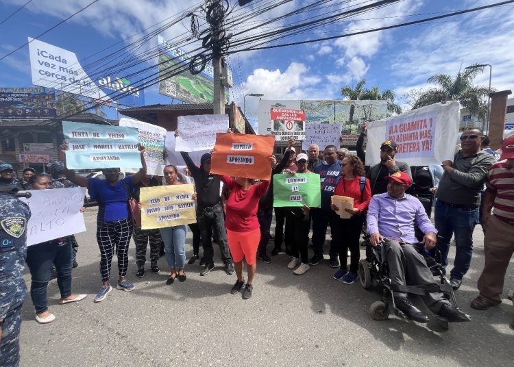 Comunitarios de Hato Viejo y Hatillo protestan por el deterioro de calles y caminos vecinales