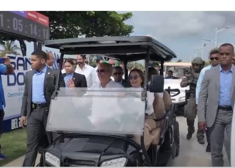 Luis Abinader y Carolina Mejía recorren en carrito de golf el nuevo Malecón Deportivo