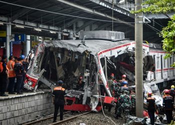 Sube a 16 la cifra de víctimas mortales en el choque de trenes de Indonesia, todas mujeres