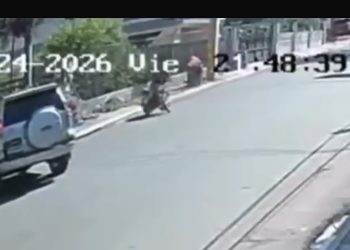 Humanismo en medio de la emergencia: Agentes de la DNCD auxilian joven accidentado en Sabanetal