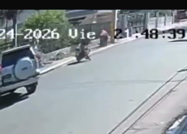 Humanismo en medio de la emergencia: Agentes de la DNCD auxilian joven accidentado en Sabanetal