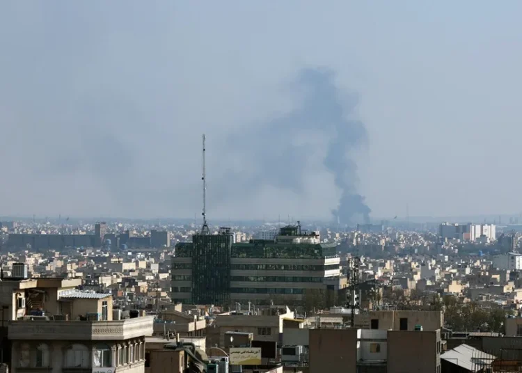 Irán ataca a Israel después que Trump dijera que Teherán está militarmente «diezmado»