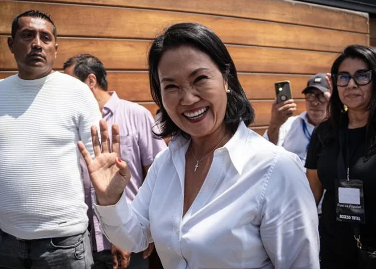Keiko Fujimori encabeza los sondeos a boca de urna de la elección presidencial en Perú