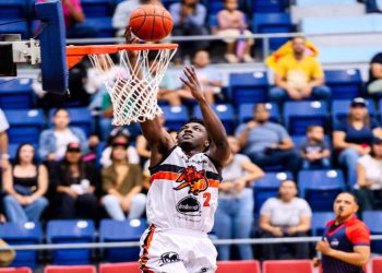 Keith Williams lidera remontada y da triunfo a Reales sobre Leones en tiempo extra