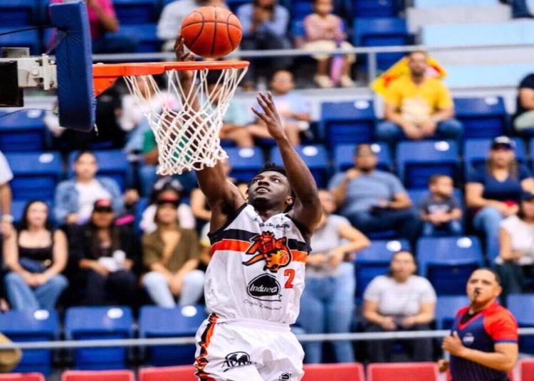 Keith Williams lidera remontada y da triunfo a Reales sobre Leones en tiempo extra