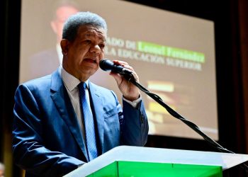 Leonel Fernández cuestiona posible fusión del MESCyT con el Minerd y propone modernización de la UASD