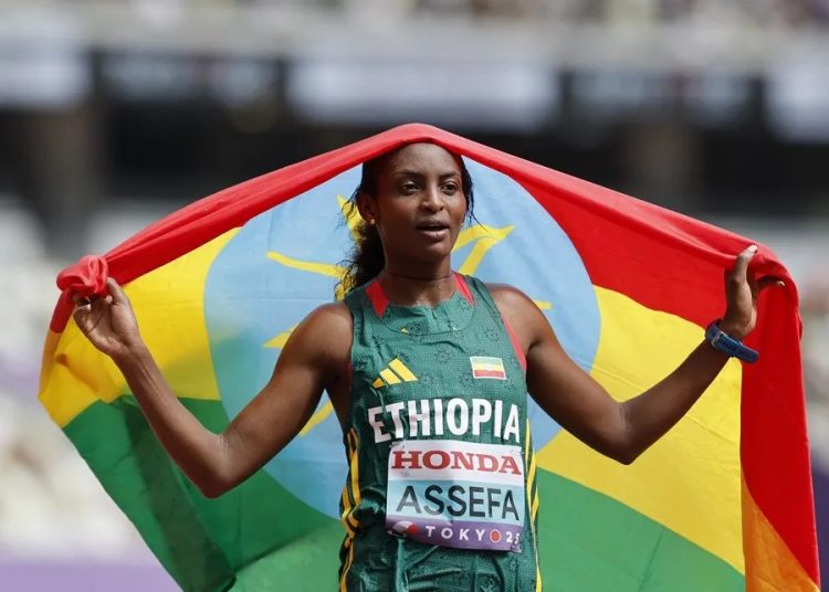 Tigst Assefa impone récord mundial y conquista el Maratón de Londres