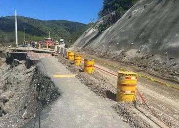 Avanzan trabajos de reparación en carretera hacia Ocoa tras deslizamiento que afectó la vía