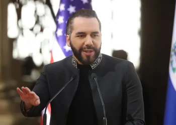 Bukele «ofrece» presos de El Salvador al colombiano Petro tras críticas sobre sus cárceles