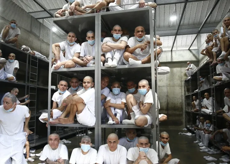 Petro dice que cárceles de El Salvador son «campos de concentración de población civil»