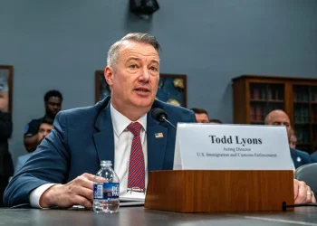 Renuncia el jefe interino de ICE y supervisor del plan de deportación masiva de Trump