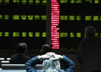 Las bolsas chinas caen hasta un 1 % luego de la amenaza de Trump de más ataques contra Irán