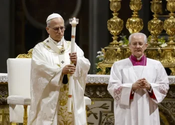 León XIV preside su primera Vigilia Pascual y bautizará a diez adultos en San Pedro