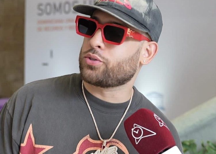 Mark B respalda a Crazy Design y disfruta su nueva etapa como padre en velada de boxeo