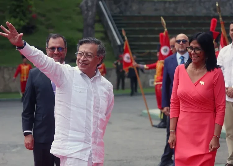 Petro es recibido por Delcy Rodríguez en primera visita a Venezuela tras captura de Maduro