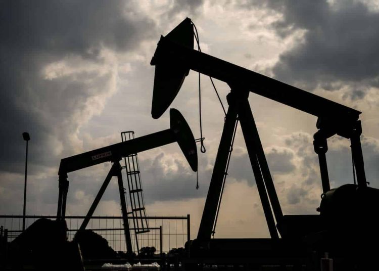 El petróleo de Texas supera los 114 dólares por barril, tras amenazas de Trump contra Irán