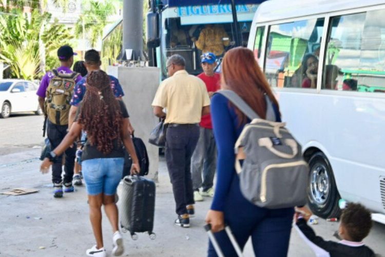 Transportistas reportan bajo flujo de pasajeros este Miércoles Santo y esperan aumento en las próximas horas