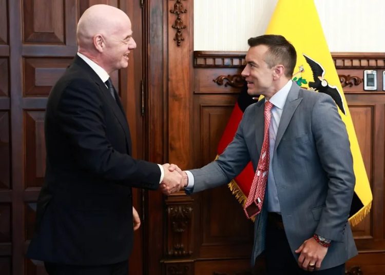 Presidente de Ecuador se reúne con líderes de FIFA y Conmebol en Quito