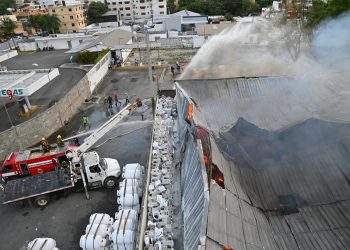 Bomberos resultan con lesiones leves mientras controlan incendio en almacén de Alma Rosa; fuego está 70 % controlado