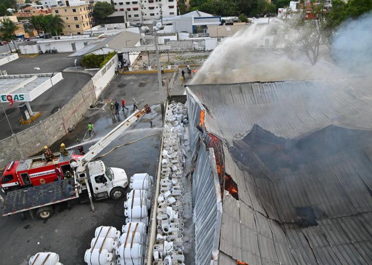 Bomberos resultan con lesiones leves mientras controlan incendio en almacén de Alma Rosa; fuego está 70 % controlado