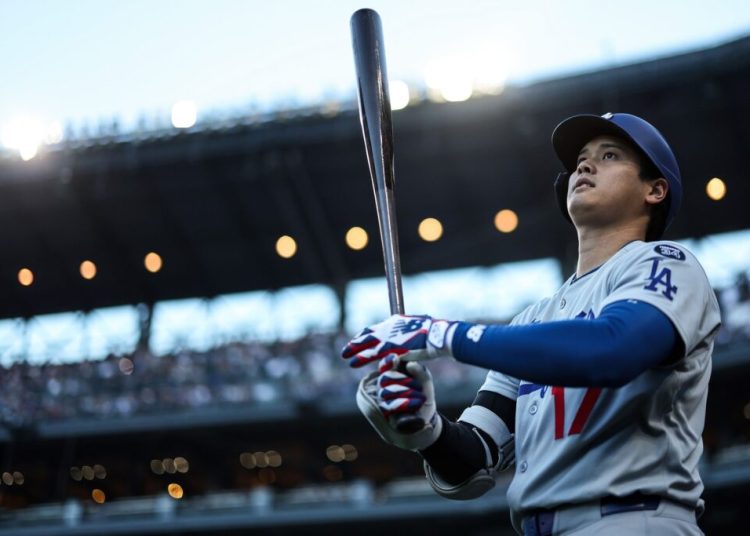Ohtani abre con jonrón ante deGrom y extiende su histórica racha en MLB