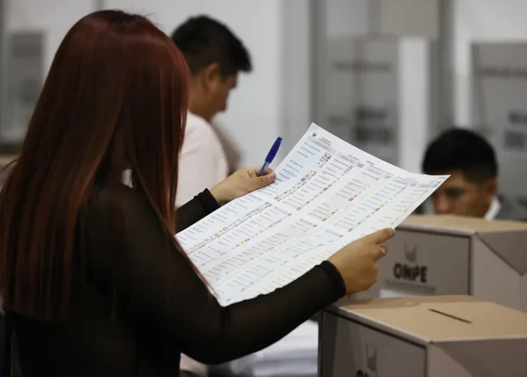 Los votos blancos y nulos en Perú superan en número a todos los candidatos presidenciales