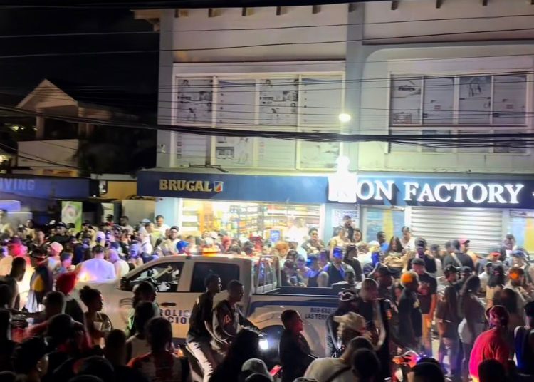 Masiva afluencia de visitantes en Las Terrenas durante la noche de Jueves Santo 2026