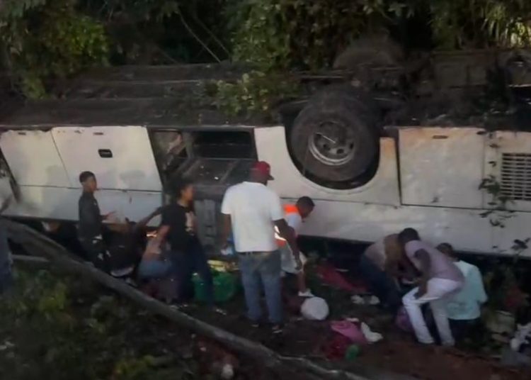 Más de 50 personas involucradas en aparatoso accidente en la Autovía del Nordeste