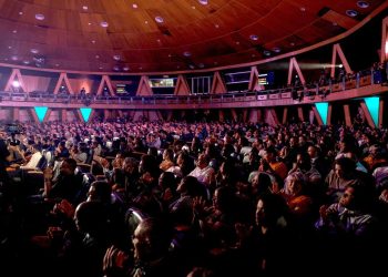 Más de 1,000 personas se unen en devocional musical interreligioso de Pascua organizado por La Iglesia de Jesucristo