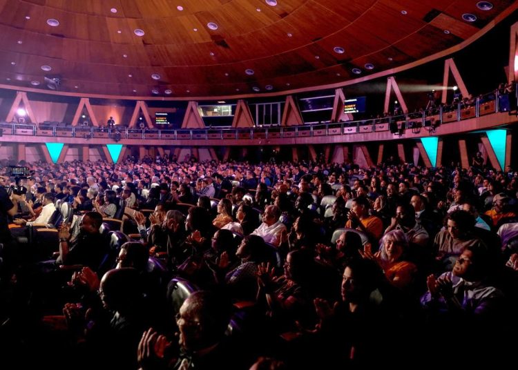 Más de 1,000 personas se unen en devocional musical interreligioso de Pascua organizado por La Iglesia de Jesucristo