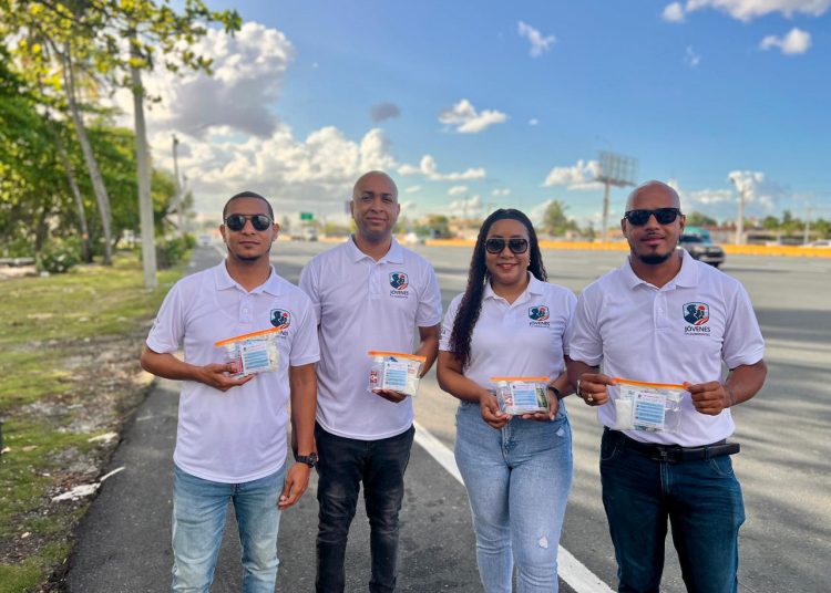 Jóvenes con Horizontes entrega kits de primeros auxilios en el Gran Santo Domingo