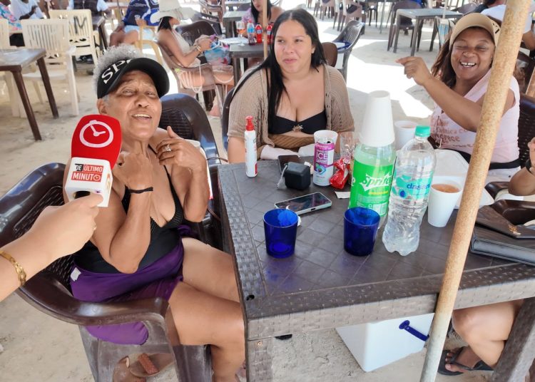 Ambiente familiar y recreativo se vive en playa Boca Chica durante asueto de Semana Santa