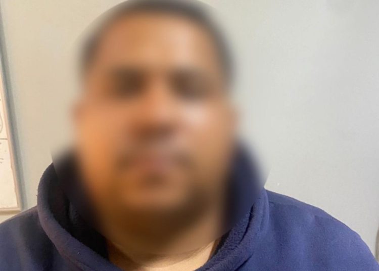 Atrapan presunto estafador electrónico con 14 tarjetas bancarias, dinero en efectivo y motocicleta sin placa en Santiago