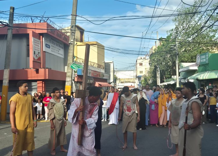 Cientos de feligreses participan en tradicional Viacrucis de Viernes Santo en San Juan Bosco