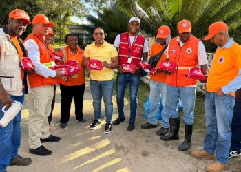 Diputado Jhon Contreras entrega botiquines a organismos de socorro en Monte Plata por Semana Santa 2026
