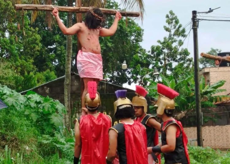 Conmovedora dramatización de la Pasión de Cristo impacta a fieles en Bonao