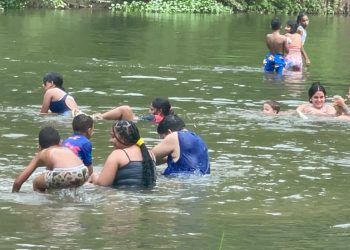 Masiva asistencia de bañistas marca el Sábado Santo en Las Charcas de Santiago; familias abarrotan el balneario pese a restricciones
