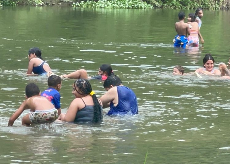 Masiva asistencia de bañistas marca el Sábado Santo en Las Charcas de Santiago; familias abarrotan el balneario pese a restricciones