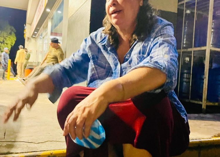 Mujer deambula desorientada en calles de Santiago; piden ayuda para identificar a sus familiares