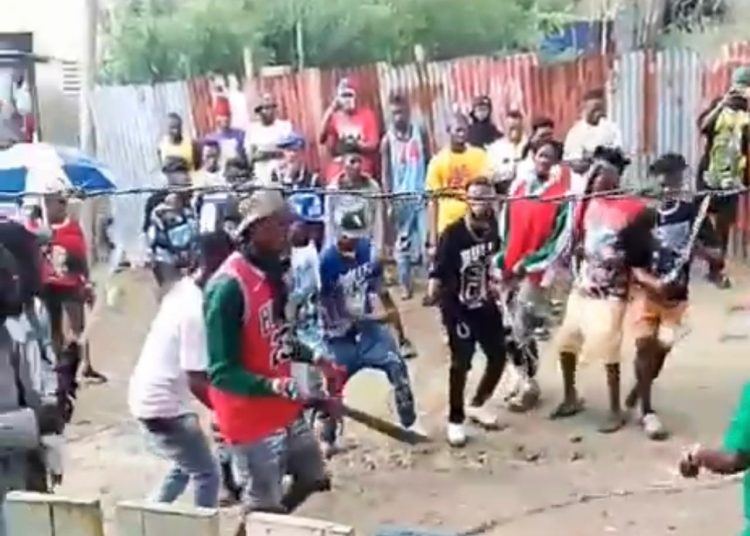 Pese a prohibición de interior y policía haitianos salen con gagá y machetes por calles de Santiago