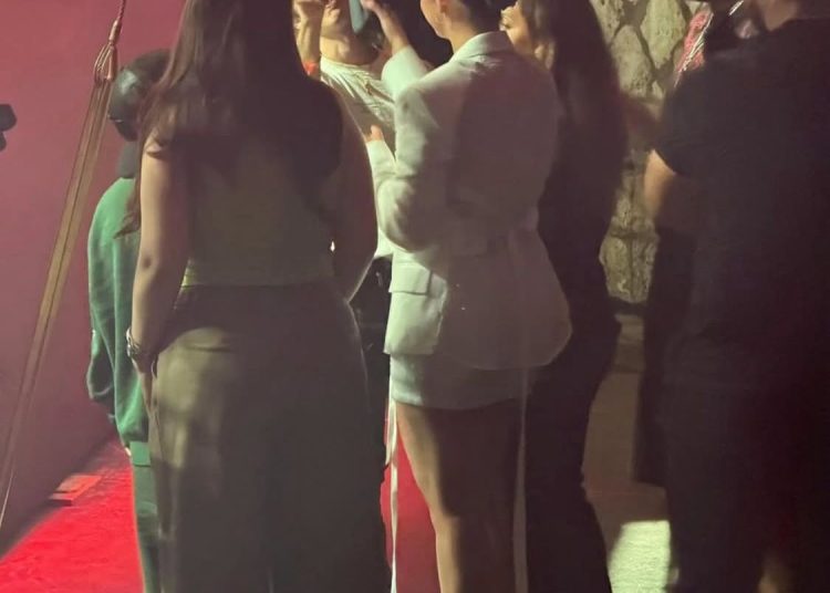 Ángela Aguilar fue vista disfrutando del concierto de su esposo, Christian Nodal en RD