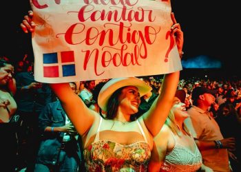 Fanática de Christian Nodal cumple su sueño de cantar junto a él en Altos de Chavón