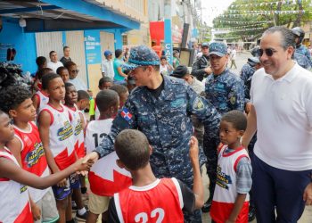 Director de la Policía Nacional refuerza seguridad y cercanía comunitaria con recorrido por Capotillo y Gualey