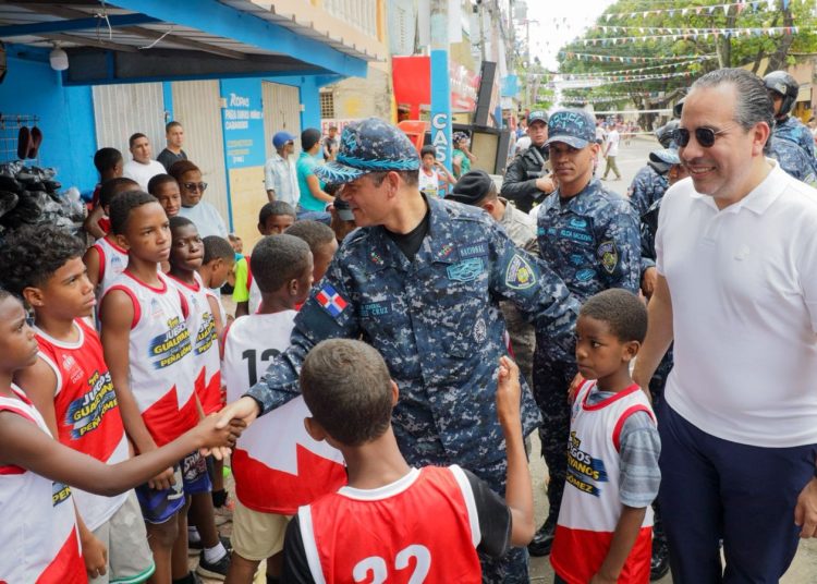 Director de la Policía Nacional refuerza seguridad y cercanía comunitaria con recorrido por Capotillo y Gualey