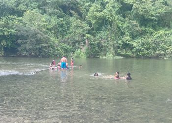 Vacacionistas atribuyen baja asistencia en balnearios de Santiago a restricciones, crisis económica y pérdida de tradición en Semana Santa