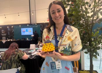 El arte de pintar las muñecas sin rostro brilla en el Tradeshow de RD en Miami